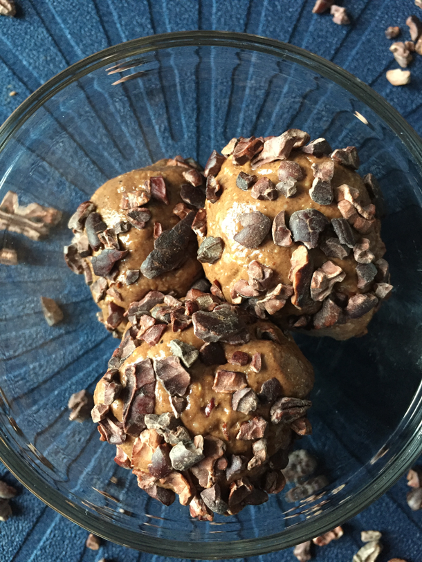 Looking for an easy yet healthy protein filled snack? Try these vegan chocolate almond butter protein balls instead of a protein shake! With just 5 ingredients, they're super easy to make, and no processor required! #glutenfree #vegan #proteinballs #chocolate
