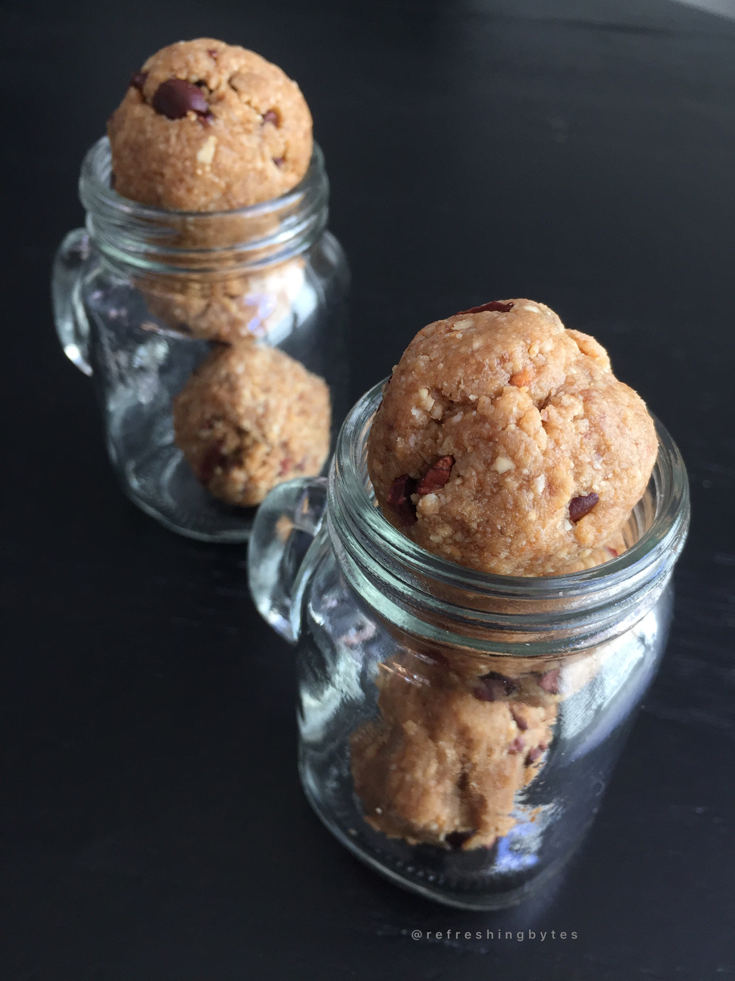 Try this easy to make, no bake cookie dough balls (egg free) protein balls that are healthy and delicious! Tastes just like the real thing. #glutenfree #proteinballs