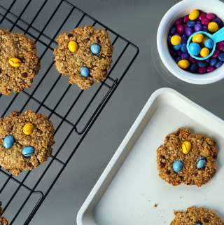 These vegan oatmeal cookies are gluten free, dairy free, and soft and chewy. Packed with protein and speckled with chocolate chips, they will help you feel satisfied without overindulging. #glutenfree #dairyfree #vegan #oatmealcookies #protein #refreshingbytes
