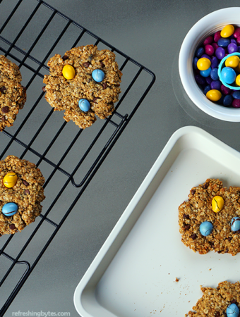 These vegan oatmeal cookies are gluten free, dairy free, and soft and chewy. Packed with protein and speckled with chocolate chips, they will help you feel satisfied without overindulging. #glutenfree #dairyfree #vegan #oatmealcookies #protein #refreshingbytes