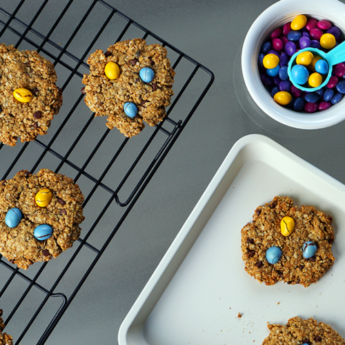 These vegan oatmeal cookies are gluten free, dairy free, and soft and chewy. Packed with protein and speckled with chocolate chips, they will help you feel satisfied without overindulging. #glutenfree #dairyfree #vegan #oatmealcookies #protein #refreshingbytes