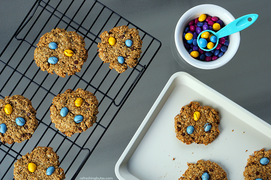 These vegan oatmeal cookies are gluten free, dairy free, and soft and chewy. Packed with protein and speckled with chocolate chips, they will help you feel satisfied without overindulging. #glutenfree #dairyfree #vegan #oatmealcookies #protein #refreshingbytes